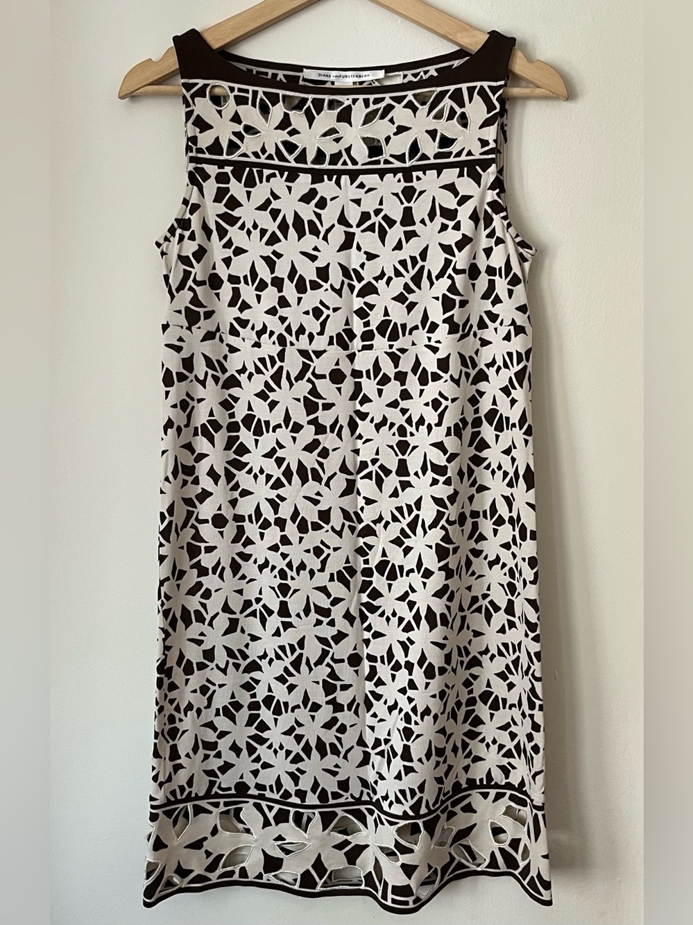 Diane Von Furstenberg • 2 • 100% Silk Sleeveless Brown Cream Floral Print Dress